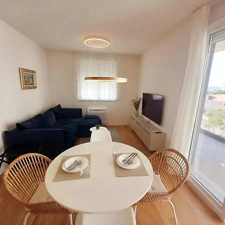 Enmari - Stylish Flat Near Center Апартаменты *